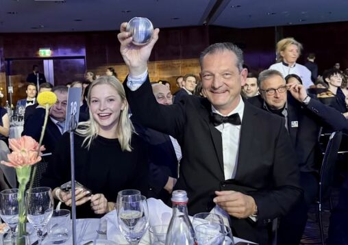 Johannes Helmberger und Tochter Marie freuen sich über den Deutschen Nachhaltigkeitspreis 2025.